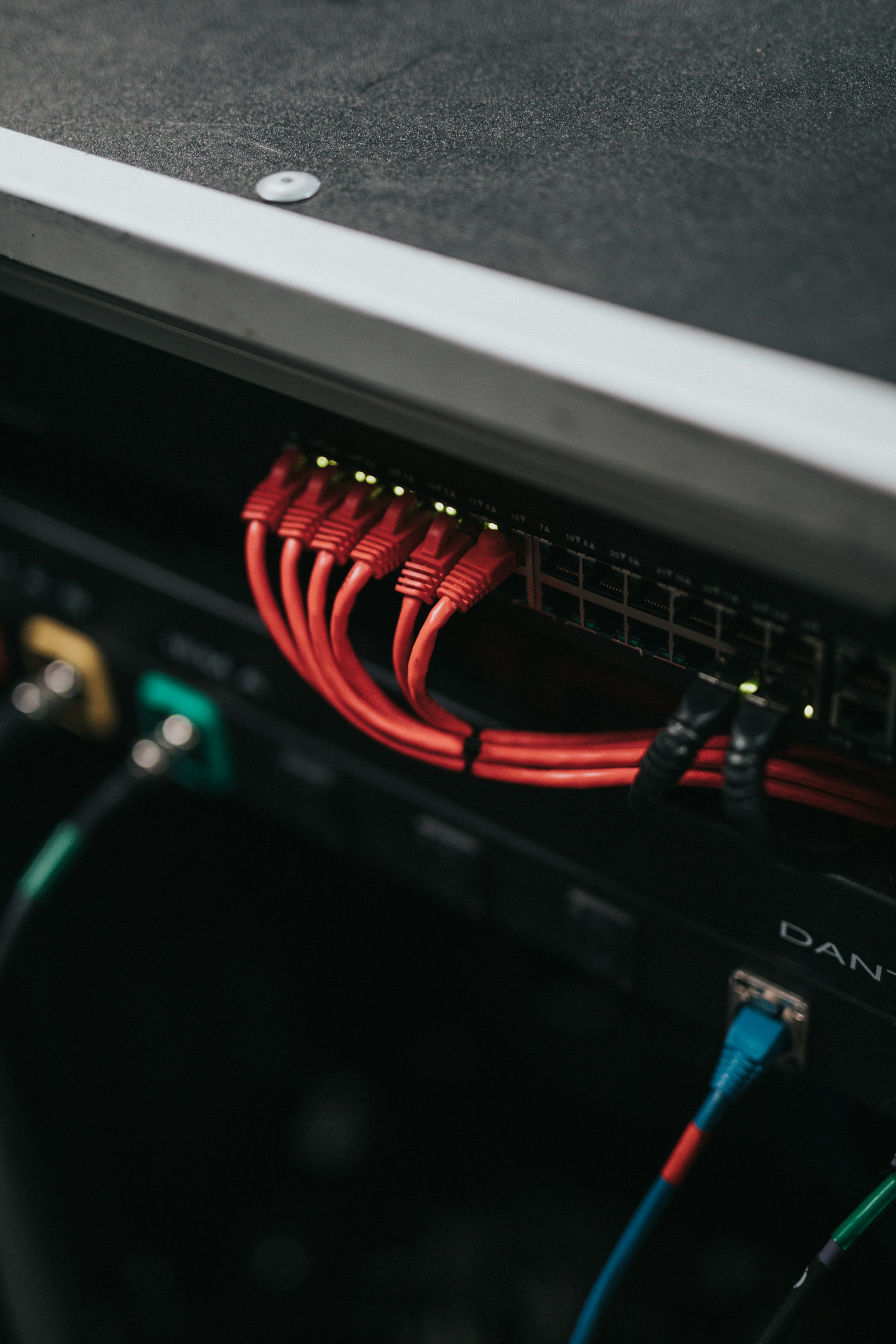 Network patch cabling inside a rack